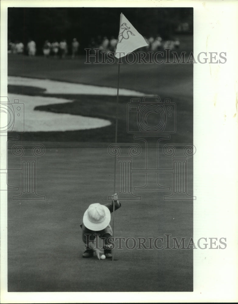 1993 Press Photo Toddler Cody Gibson helps pro golfer Billy Ray Brown putt.- Historic Images