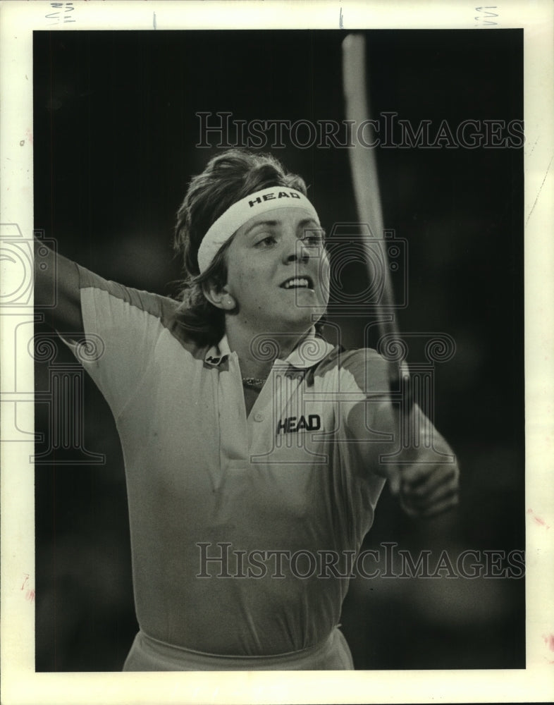 1983 Press Photo Professional tennis player Sylvia Hanika hits a backhand return- Historic Images