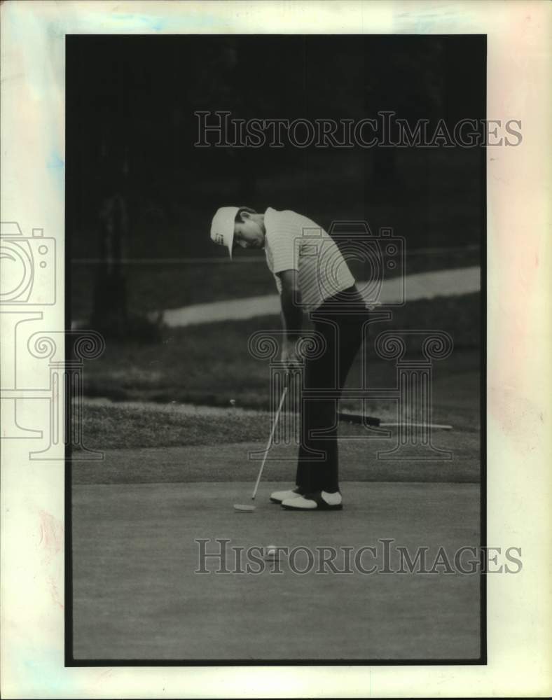 1984 Press Photo Golfer Lou Graham rolls in birdie putt in the Houston Open- Historic Images