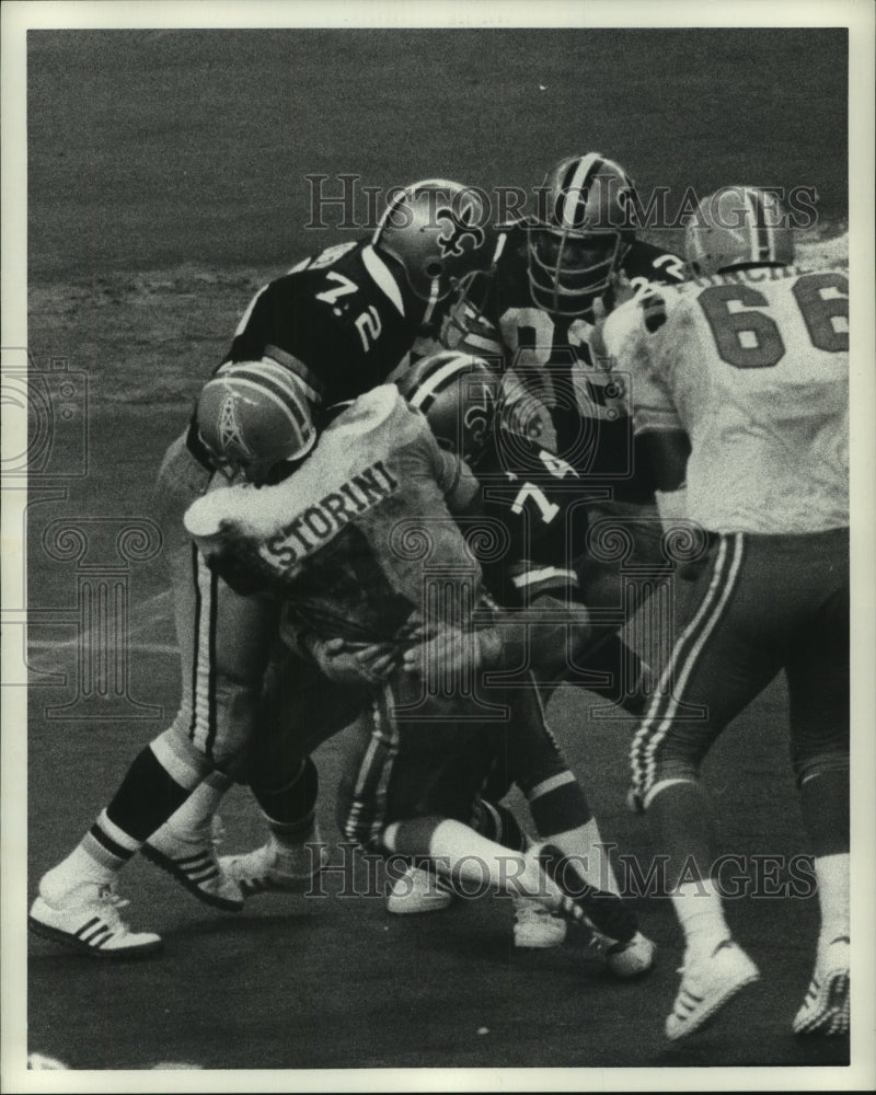 Press Photo New Orleans Saints defense sacks Oilers&#39; quarterback Dan Pastorini.- Historic Images