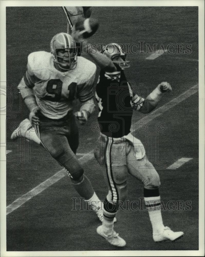 Press Photo Houston defender in hot pursuit of New Orleans Saints quarterback.- Historic Images