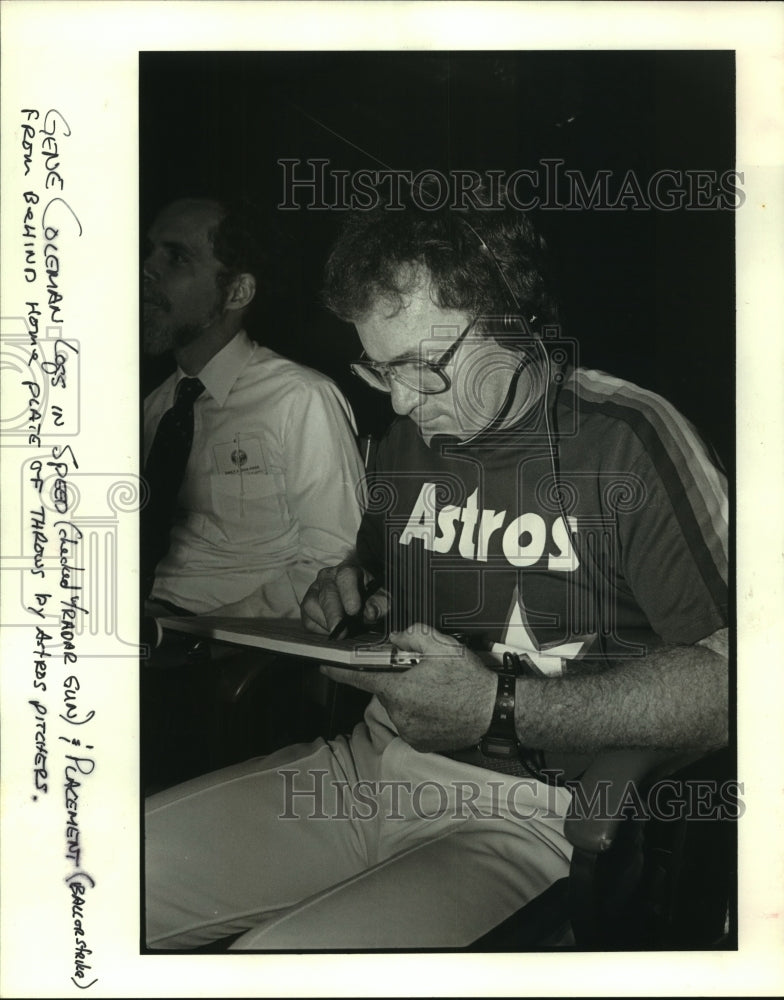 1984 Press Photo Astros' Gene Coleman logs pitches speed/location - behind plate- Historic Images