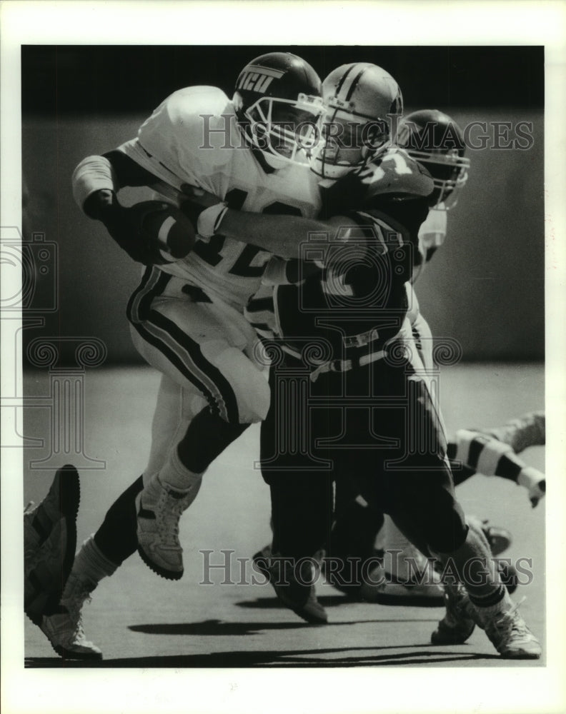 1989 Press Photo Rices&#39; Joel Dawson grabs TCU&#39;s Ron Jiles in 1st quarter action.- Historic Images