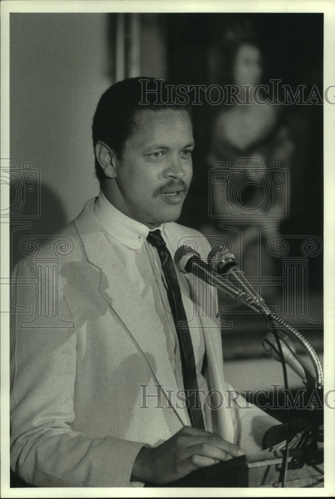 1984 Press Photo Oilers' Butch Johnson shows off at press conference.- Historic Images