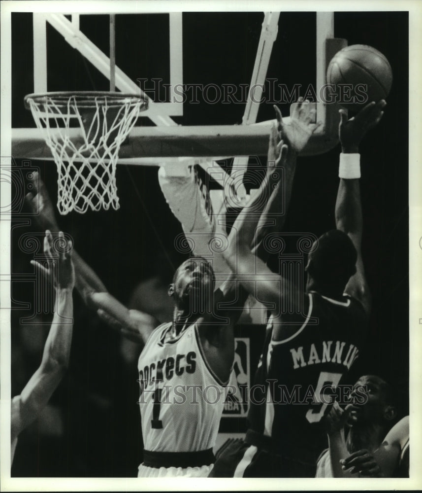 1990 Press Photo Rockets' Buck Johnson leaps to block Manning's shot.- Historic Images