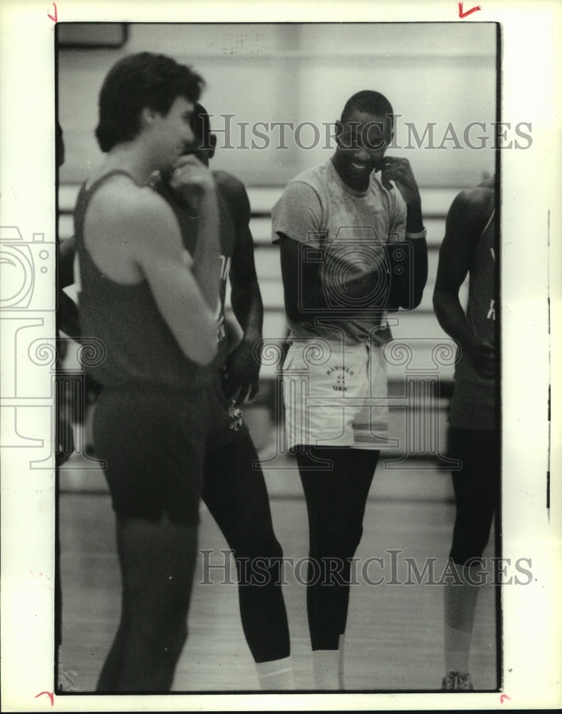 1986 Press Photo Buck Johnson with teammates at opening of Rockets&#39; rookie camp.- Historic Images