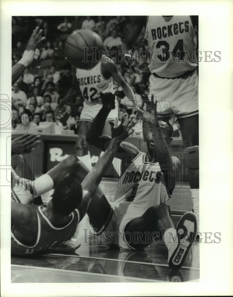 1989 Press Photo Rockets' Buck Johnson comes up with loose ball against Clippers- Historic Images