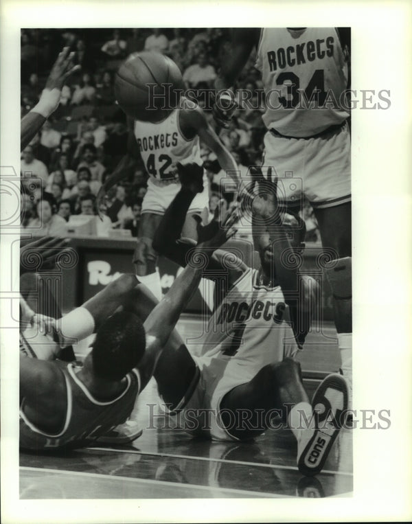1989 Press Photo Rockets' Buck Johnson comes up with loose ball against ...
