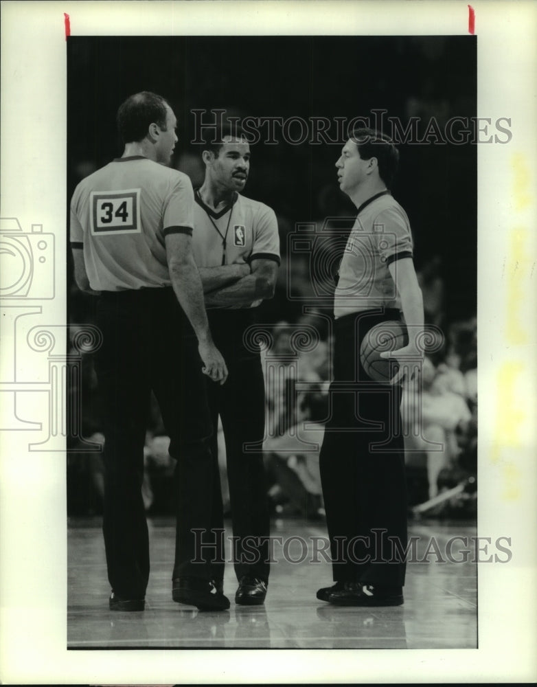 1988 Press Photo NBA referees Nunn, Crawford and Herring chat before game.- Historic Images