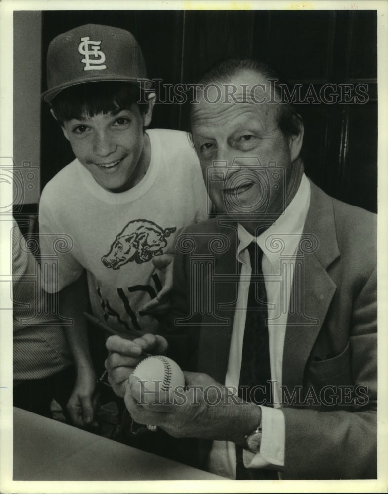 1989 Press Photo Hall of Famer Robin Roberts signs autograph for Tommy Tauer.- Historic Images