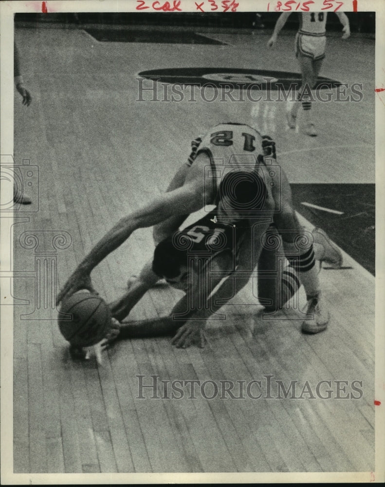 1970 Press Photo Rice University basketball player Jim Naples fights for ball.- Historic Images