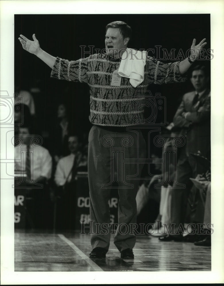 1991 Press Photo Texas Tech basketball coach Gerald Myers raises his arms- Historic Images