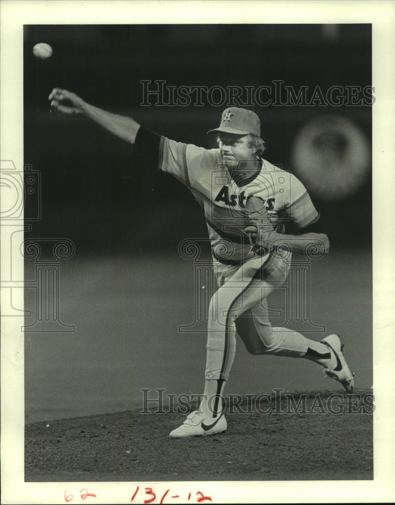 1983 Press Photo Houston Astros' pitcher Joe Niekro releases a pitch against LA.- Historic Images