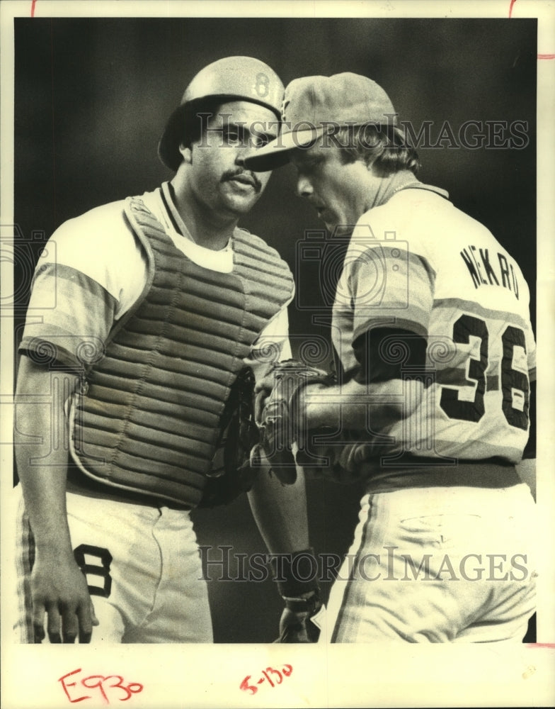 1979 Press Photo Astros pitcher Joe Niekro; catcher Luis Pujiols discuss pitches- Historic Images