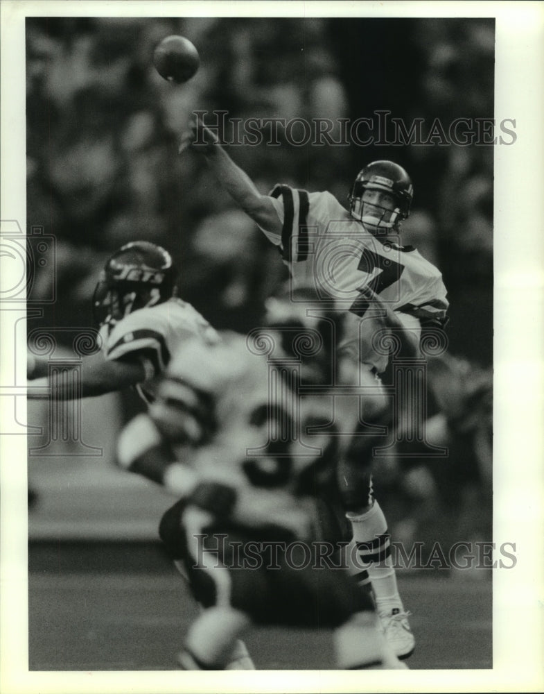 1990 Press Photo New York Jets quarterback Ken O'Brien passes down field.- Historic Images