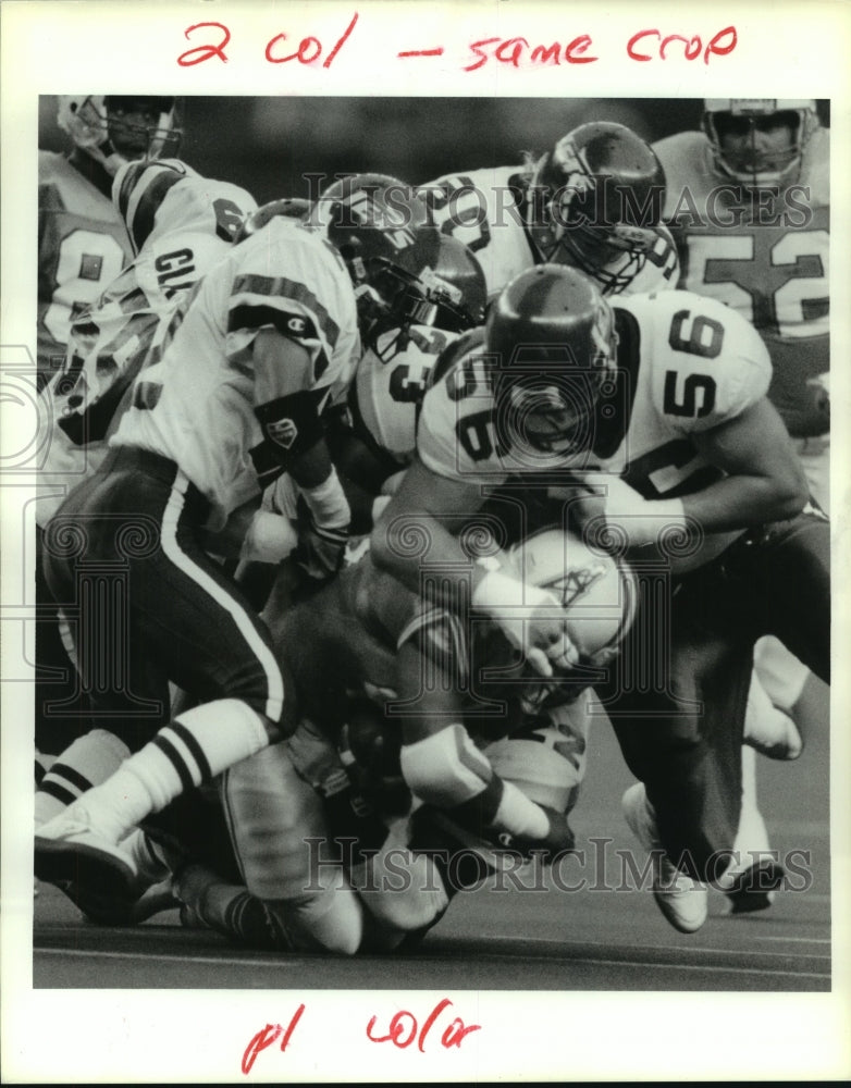 1990 Press Photo Houston Oilers&#39; running back Lorenzo White is dropped for loss.- Historic Images