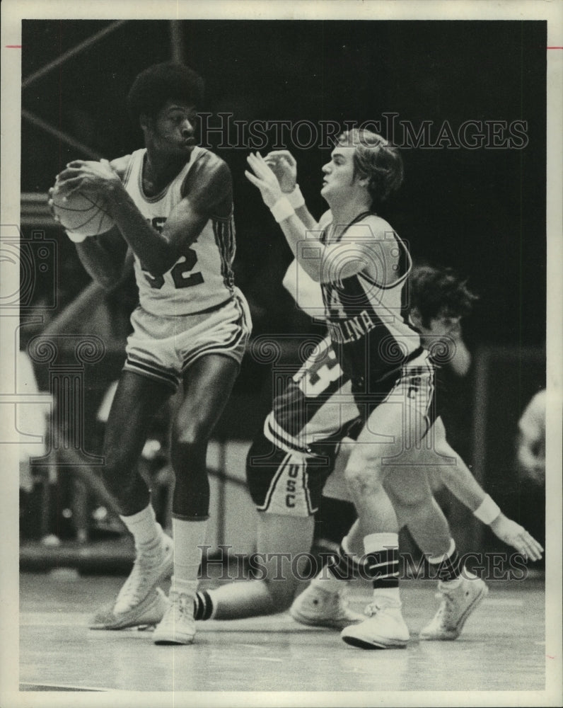 1972 Press Photo University of Houston basketball player Steve Newsom with ball.- Historic Images