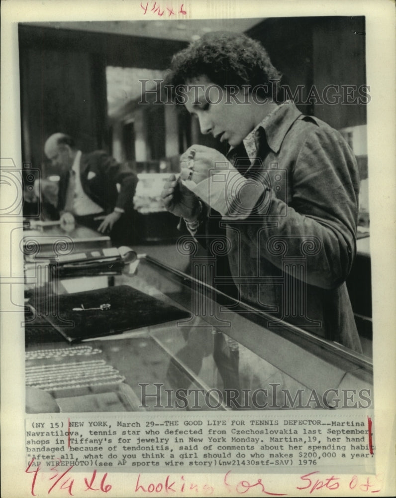 1976 Press Photo Tennis star Martina Navratilova shops at Tiffany&#39;s in New York.- Historic Images