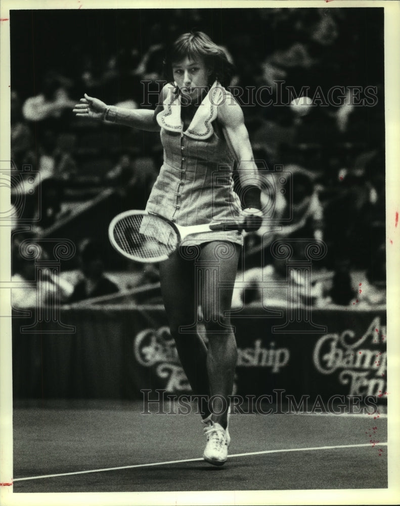 1979 Press Photo Pro tennis star Martina Navratilova hits a backhand return.- Historic Images