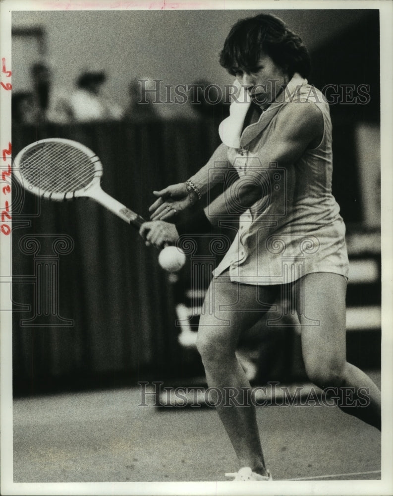 1979 Press Photo Pro tennis star Martina Navratilova prepares to hit a backhand.- Historic Images