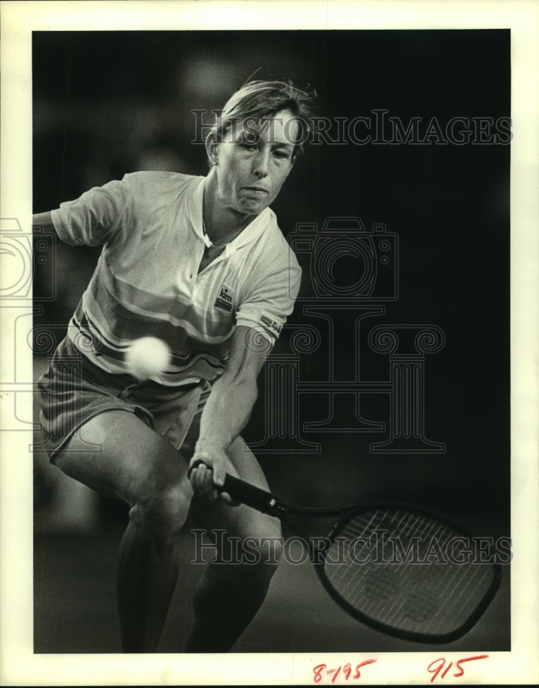 1983 Press Photo Pro tennis star Martina Navratilova prepares to hit a forehand.- Historic Images