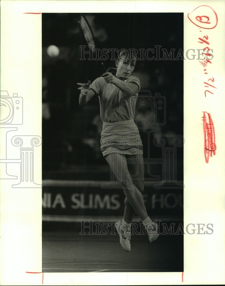 1983 Press Photo Pro tennis star Martina Navratilova leaps to hit a forehand.- Historic Images