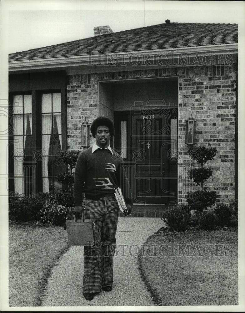 1978 Press Photo Dallas Cowboys' fullback Robert Newhouse heads off to school.- Historic Images
