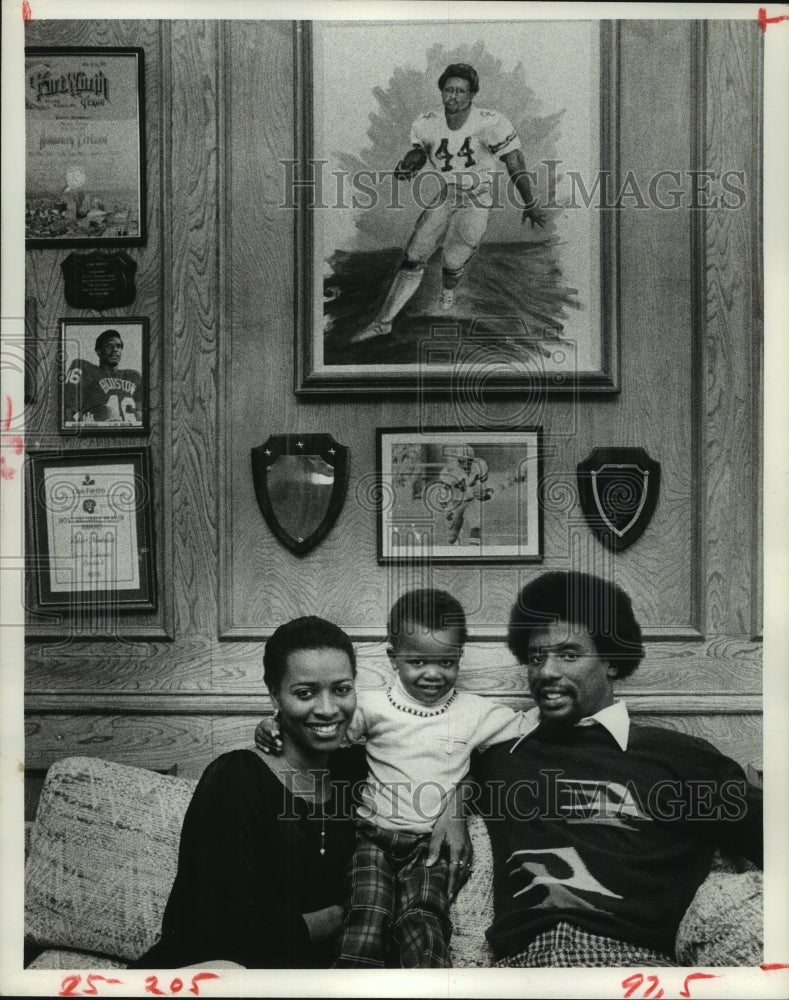 1978 Press Photo Dallas Cowboys&#39; fullback Robert Newhouse and family at home.- Historic Images