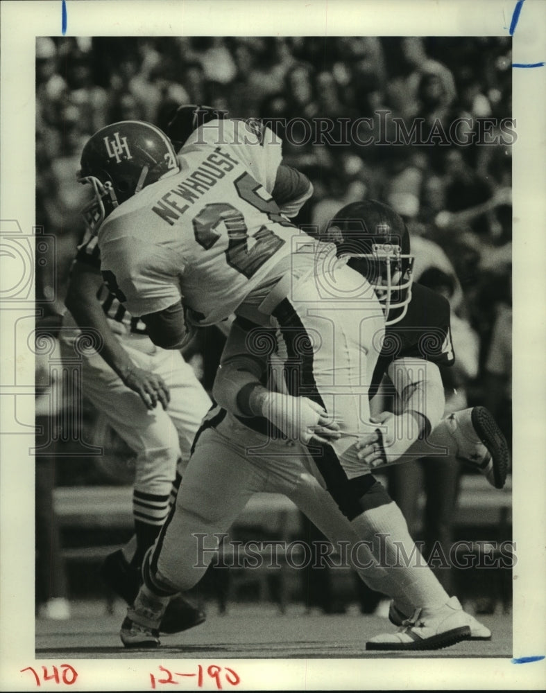 1979 Press Photo University of Houston&#39;s John Newhouse tackled by a Razorback.- Historic Images