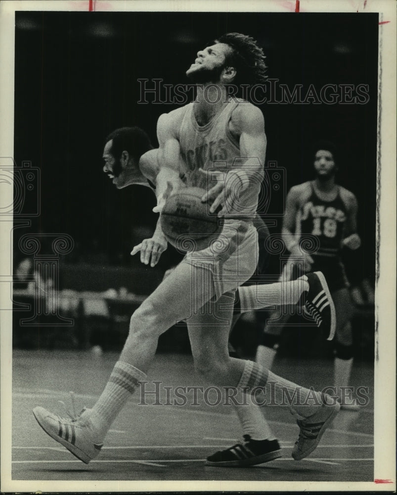 1974 Press Photo Houston Rockets Mike Newlin looks for basket in Philadelphia.- Historic Images