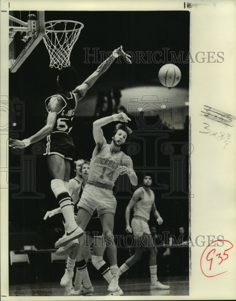 Press Photo Houston Rockets&#39; Mike Newlin blocks a shot. - hcs09154- Historic Images