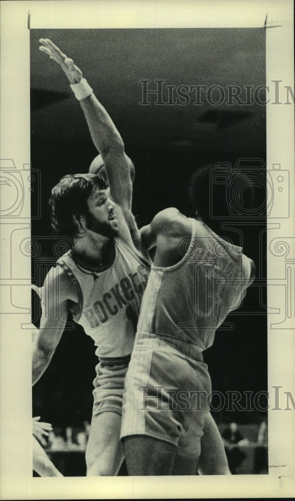 1975 Press Photo Houston Rockets' guard Mike Newlin plays a tough defense.- Historic Images