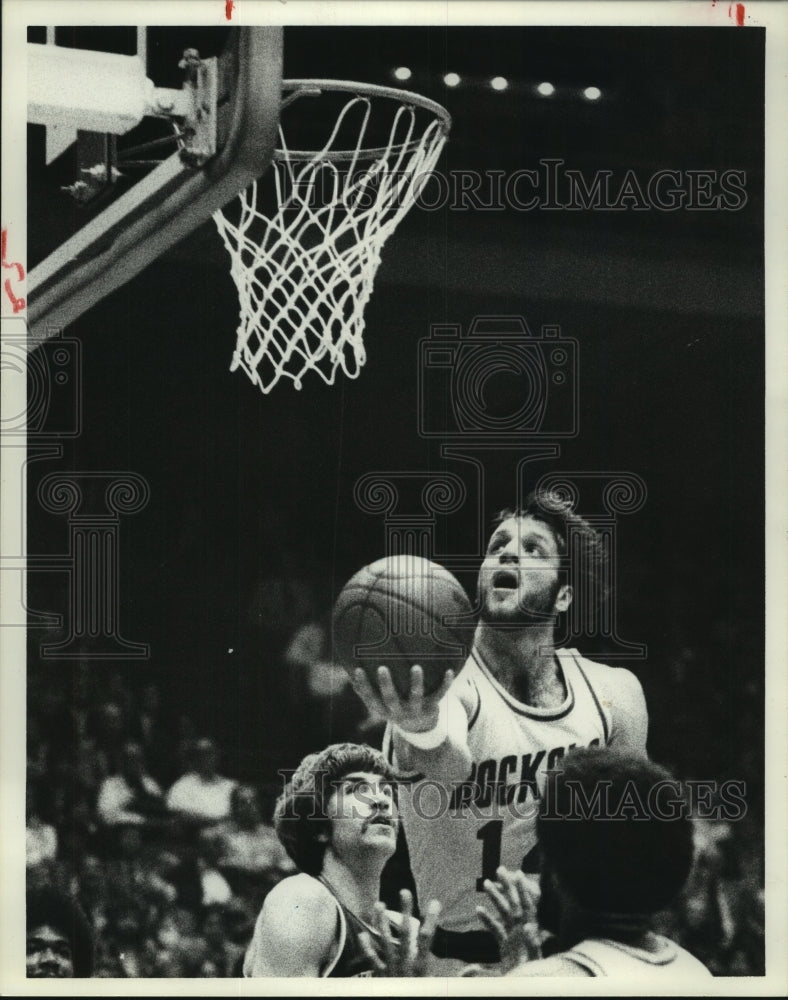 1979 Press Photo Houston Rockets&#39; Mike Newlin looks for room to shoot a lay up.- Historic Images