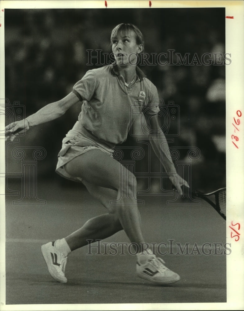 1983 Press Photo Professional tennis player Martina Navratilova watches the ball- Historic Images