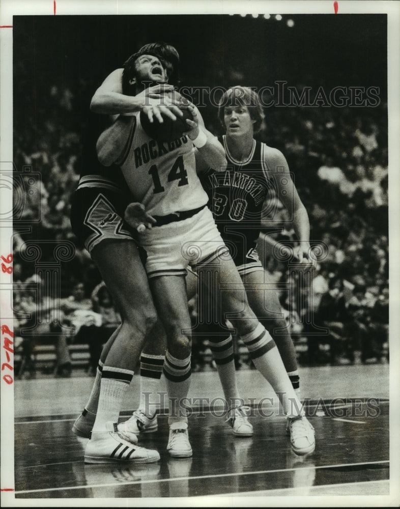 1978 Press Photo Houston Rockets's Mike Newlin gets mugged by Spurs defender.- Historic Images
