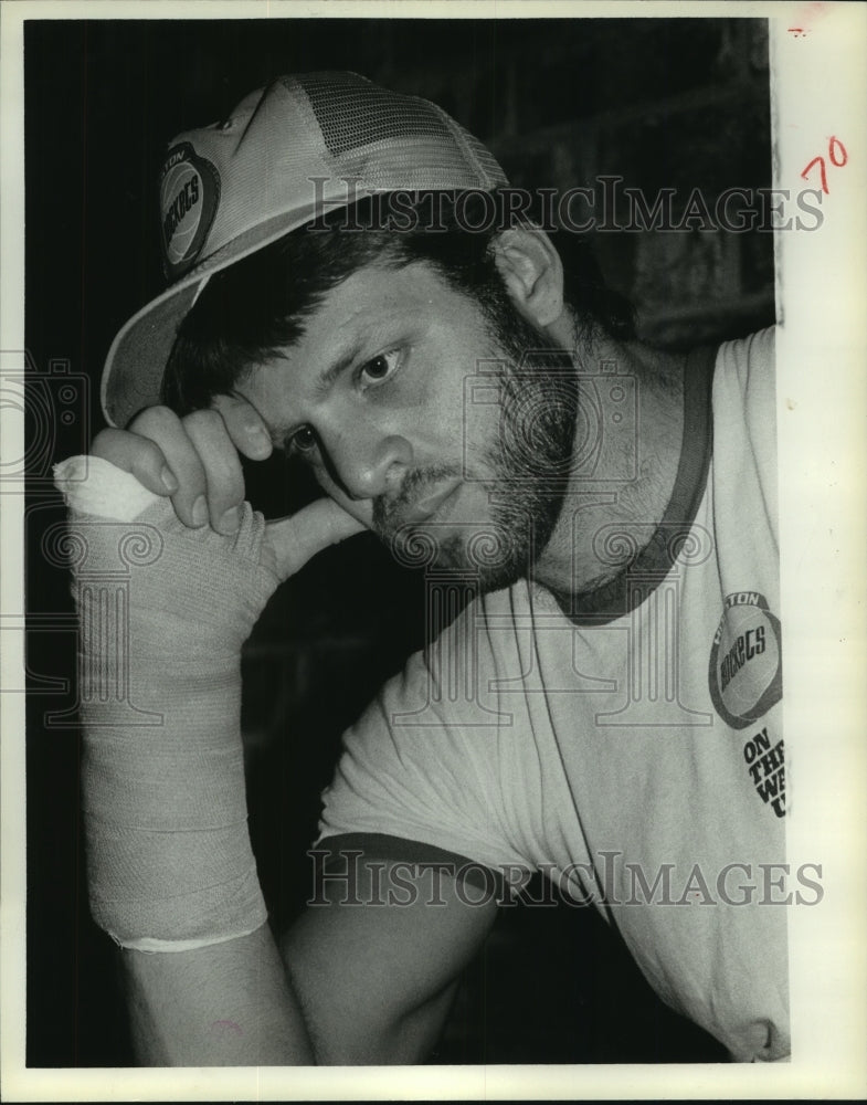 1978 Press Photo Houston Rockets' Mike Newlin with right wrist in a cast.- Historic Images