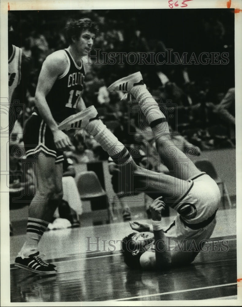 1977 Press Photo Houston Rockets' Mike Newlin lands on his back in Celtics game.- Historic Images