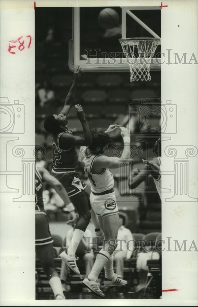 1977 Press Photo Houston Rockets&#39; Mike Newlin defends against a Bulls&#39; shot.- Historic Images