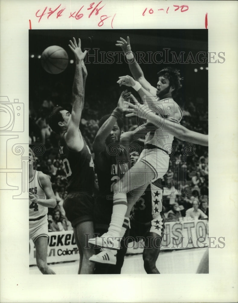 1978 Press Photo Houston Rockets' Mike Newlin runs into New York's Tim Bassett.- Historic Images