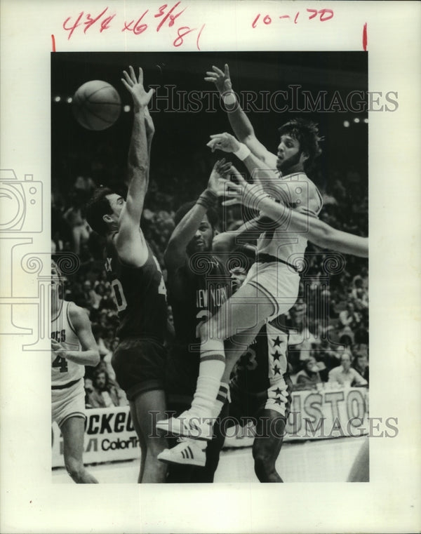 1978 Press Photo Houston Rockets' Mike Newlin runs into New York's Tim ...