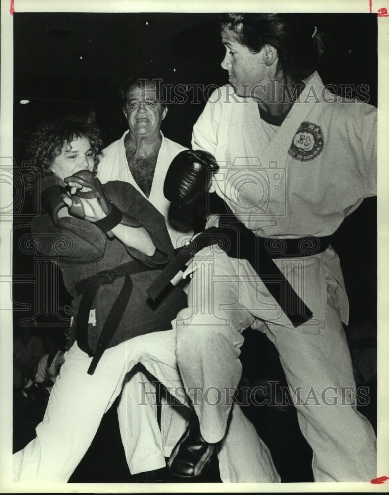 1985 Press Photo Loretta Anderson guards against kick from Sherron Schneider.- Historic Images