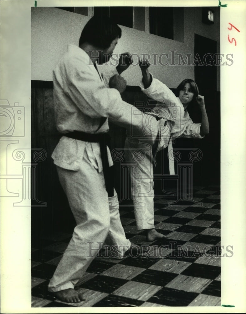 1978 Press Photo Sherrell Littrell whips roundhouse kick toward Gary Reynolds.- Historic Images