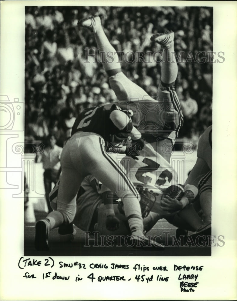 1982 Press Photo SMU&#39;s Craig James flips over defense for first down.- Historic Images