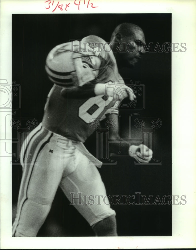 1992 Press Photo Houston Oilers' receiver Haywood Jefferies throws his helmet.- Historic Images