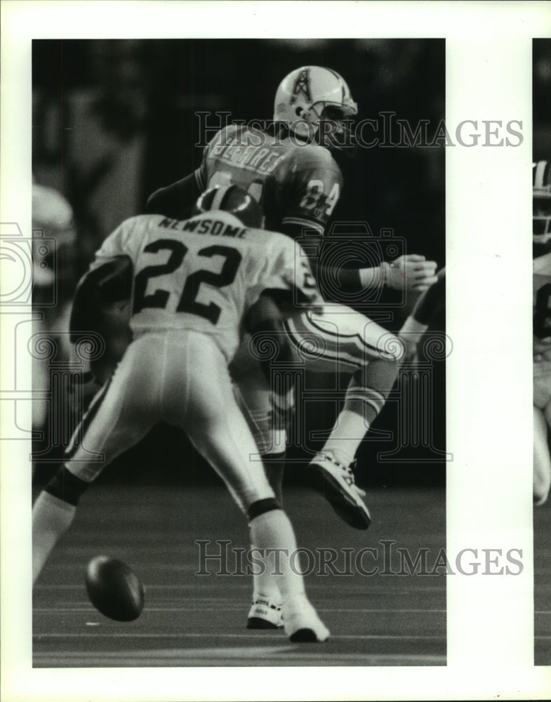 1992 Press Photo Houston's Haywood Jefferies drops pass as Vincie Newsome closes- Historic Images
