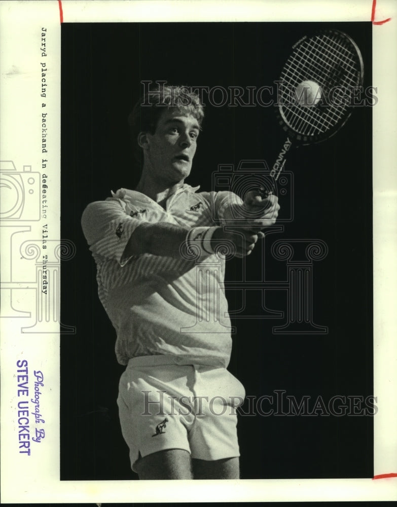 1986 Press Photo Tennis player Anders Jarryd hits return in victory over Vilas.- Historic Images