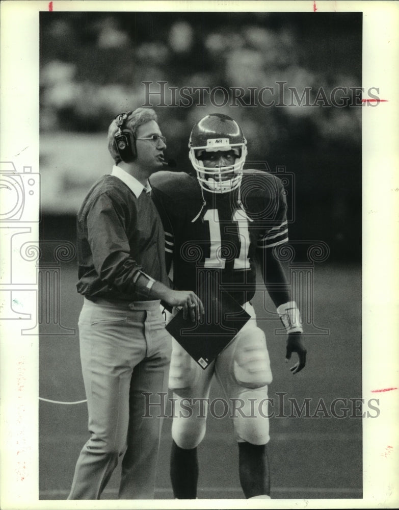 1989 Press Photo Houston coach John Jenkins; quarterback Andre Ware talk it over- Historic Images