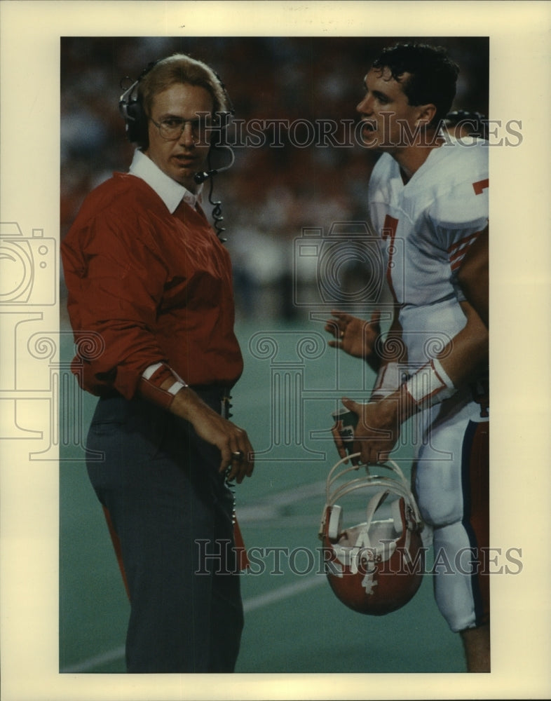 1990 Press Photo Houston coach John Jenkins; David Klingler talk during time out- Historic Images