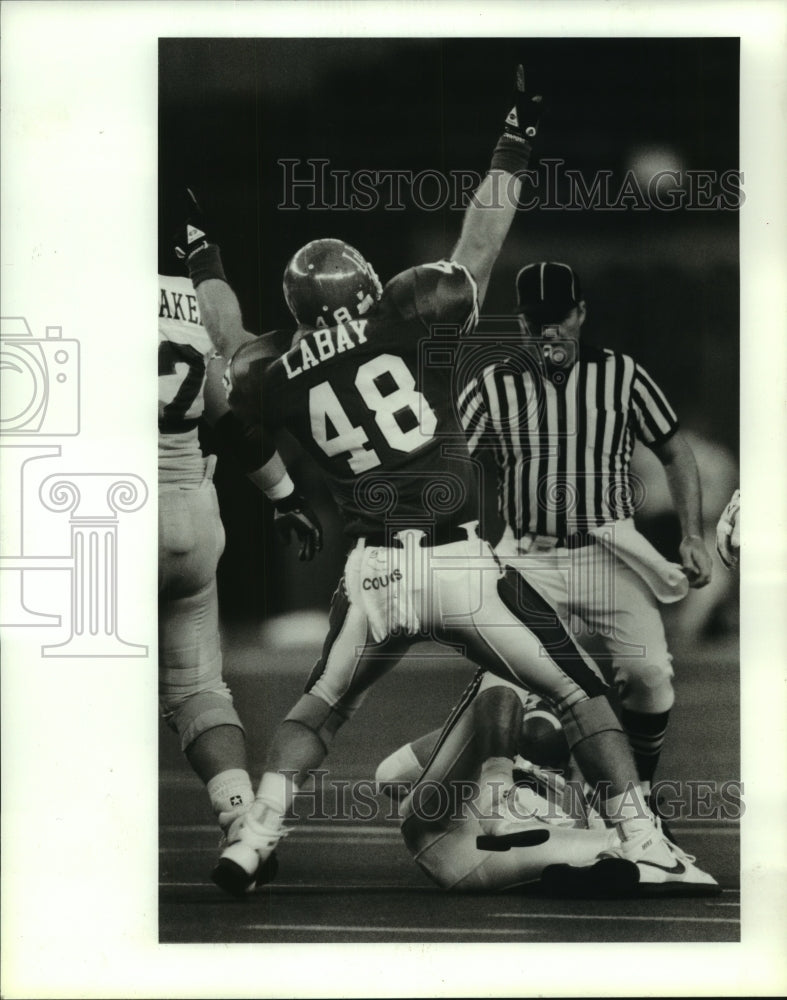 1989 Press Photo University of Houston linebacker Kevin Labay celebrates a sack.- Historic Images