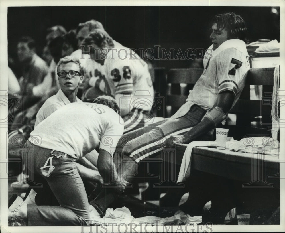 Press Photo Oilers&#39; quarterback Dan Pastorini has leg looked at by trainers.- Historic Images